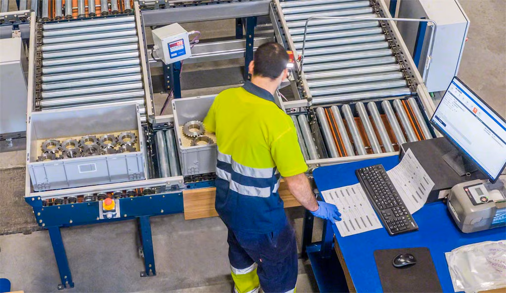 automated warehouse picking in action